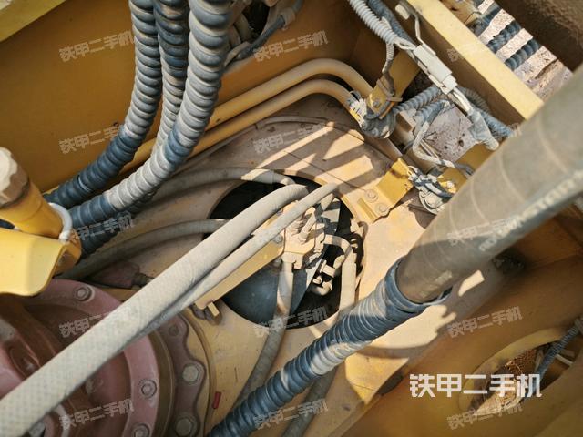 中央回轉(zhuǎn)接頭特寫(xiě)（上車(chē)部件）