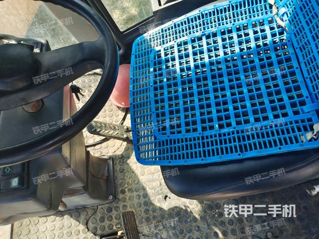 駕駛室頂蓬內(nèi)（壓路機駕駛室）