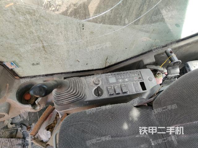 座椅右側(cè)控制臺/鑰匙門/油門/含右手柄(駕駛室部分) 座椅右側(cè)控制臺/鑰匙門/油門/含右手柄(駕駛室部分)