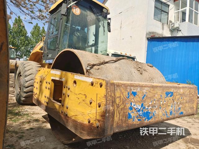 右前45°（壓路機整機外觀）