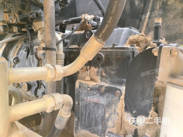 發(fā)動機右側(cè)全景（壓路機發(fā)動機艙）