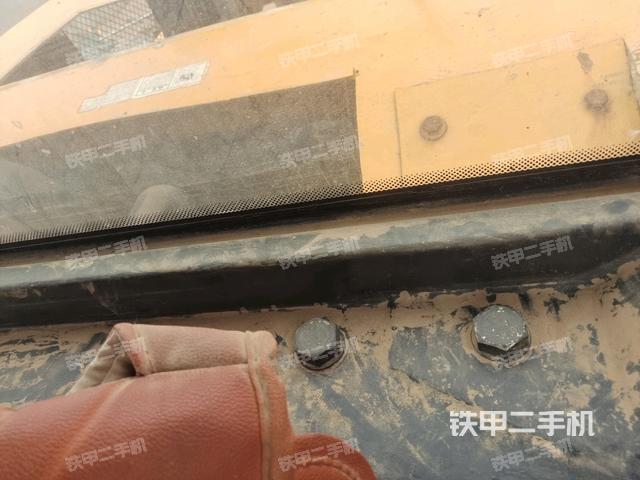 操作臺(tái)全景（壓路機(jī)駕駛室）