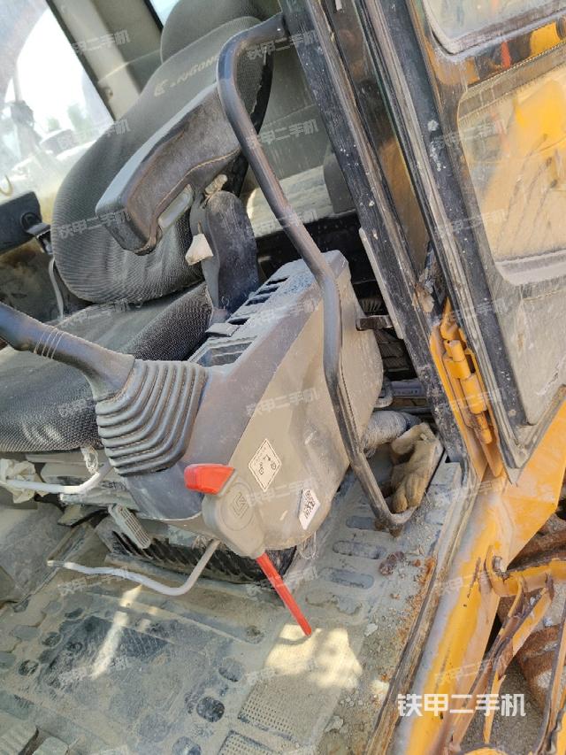 座椅左侧控制台/音响/含左手柄(驾驶室部分) 座椅左侧控制台/音响/含左手柄(驾驶室部分)