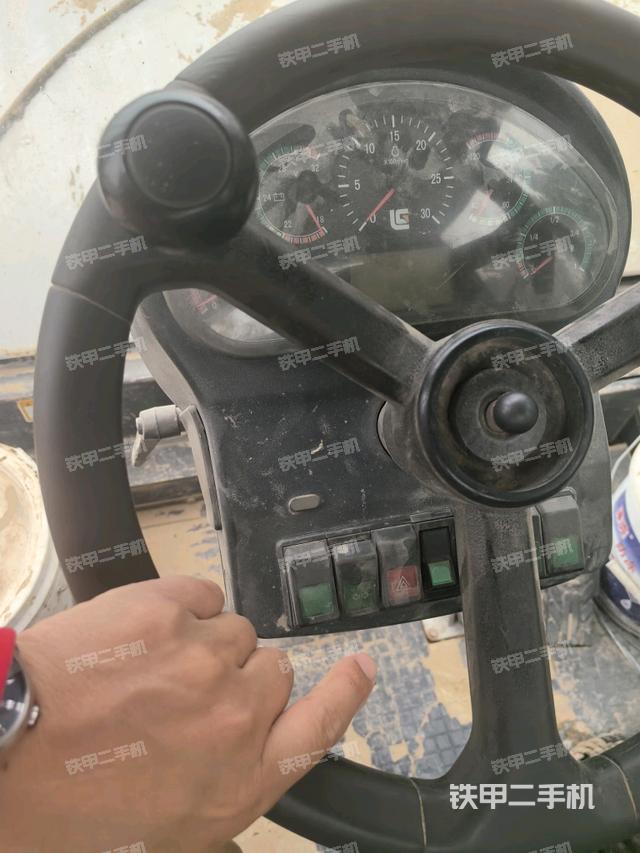 駕駛室頂蓬內(nèi)（壓路機駕駛室）