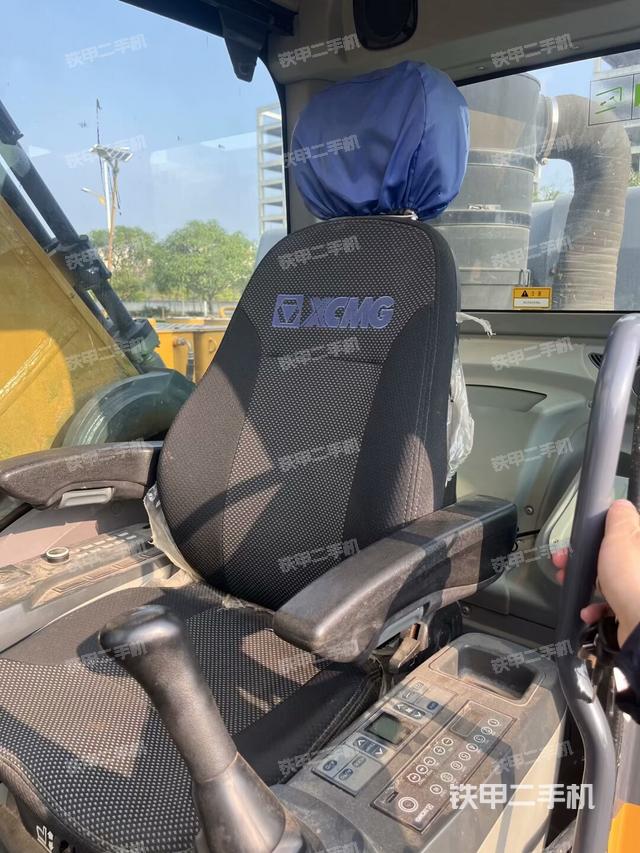 行走控制手柄和踏板?俯拍（駕駛室部分）