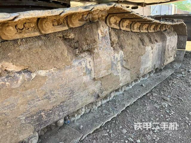 單側(cè)履帶整體(整機(jī)外觀) 單側(cè)履帶整體(整機(jī)外觀)