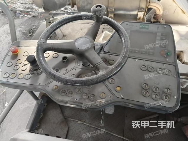 駕駛室操作臺(tái)（設(shè)備外觀及核心部件）