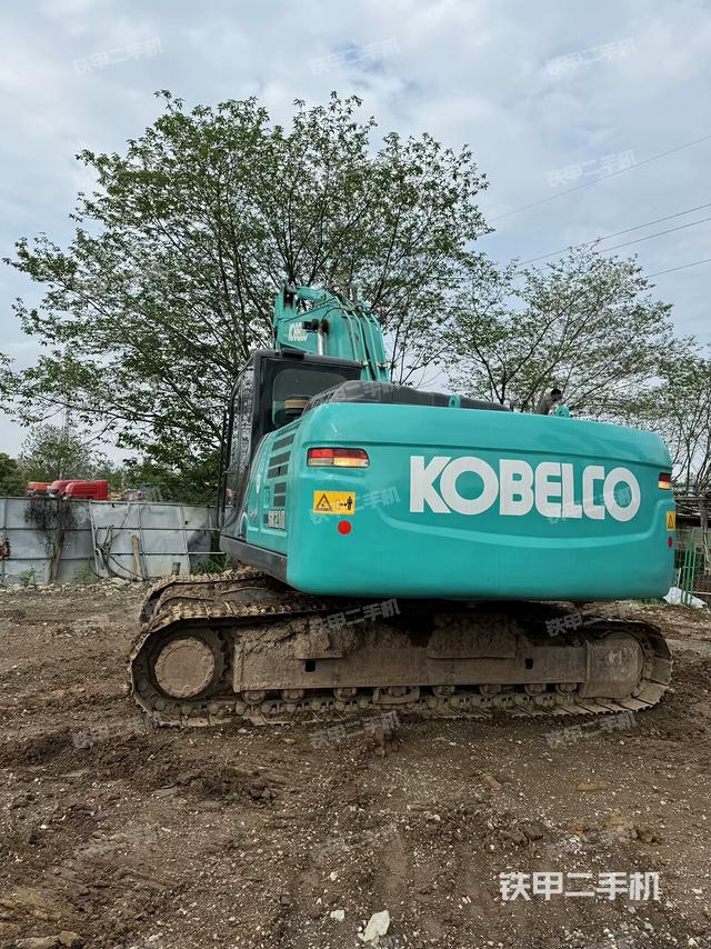 駕駛室頂部(整機(jī)外觀) 駕駛室頂部(整機(jī)外觀)