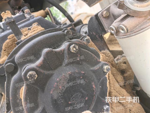 分動箱或變速箱（壓路機發(fā)動機艙）