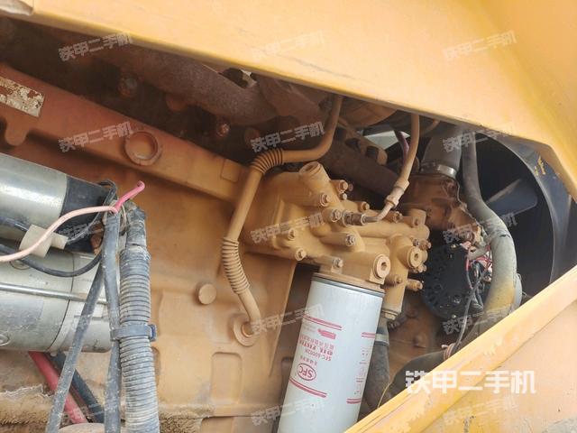 散熱器全景（壓路機(jī)發(fā)動(dòng)機(jī)艙）