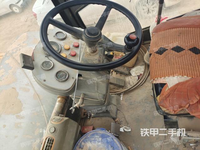 駕駛室內(nèi)座椅、儀表操作手柄全景（壓路機(jī)駕駛室）