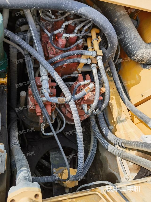 回轉馬達和主控閥(整機外觀) 回轉馬達和主控閥(整機外觀)