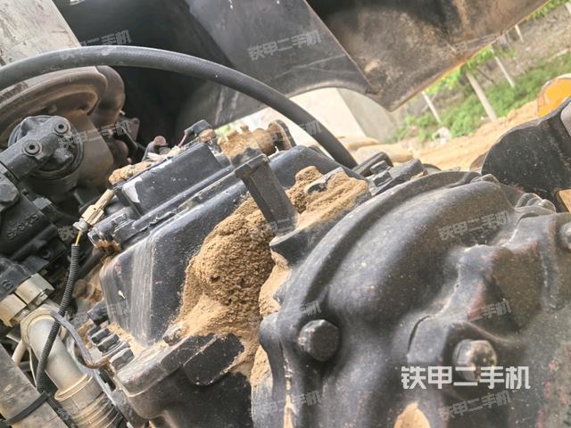 發(fā)動機艙液壓泵全景（壓路機發(fā)動機艙）