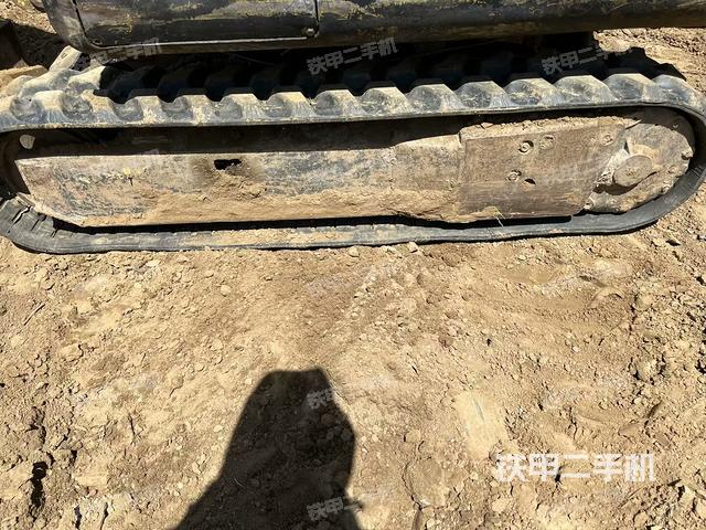 單側(cè)履帶整體(整機(jī)外觀) 單側(cè)履帶整體(整機(jī)外觀)