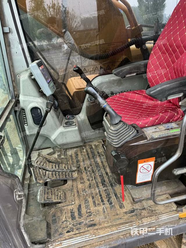 駕駛室整體(整機外觀) 駕駛室整體(整機外觀)