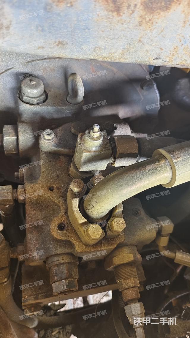 液压泵舱室正面整体（整机外观）