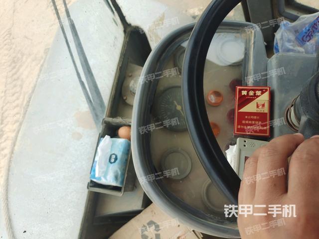 駕駛室內(nèi)座椅、儀表操作手柄全景（壓路機(jī)駕駛室）