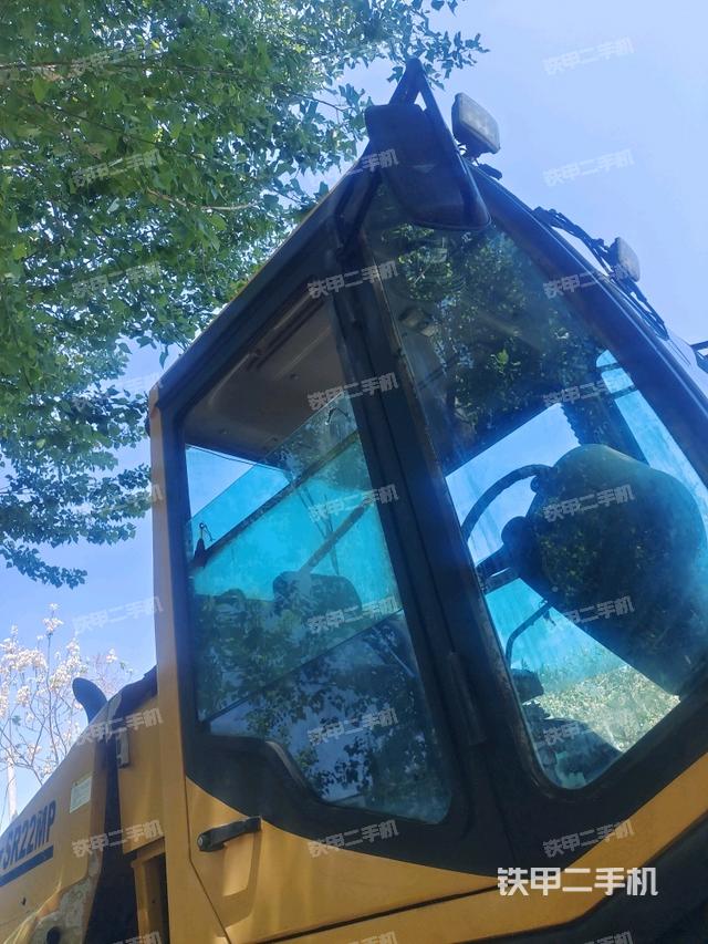 左側(cè)正面照（壓路機(jī)駕駛室）