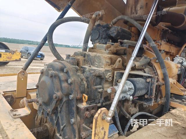 散熱器全景（壓路機(jī)發(fā)動機(jī)艙）