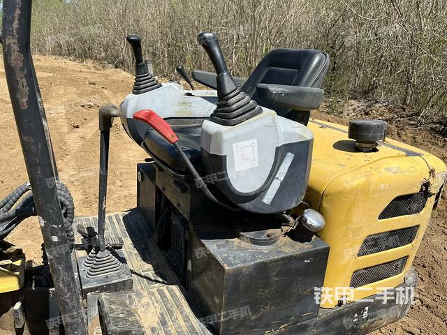 駕駛室整體(整機(jī)外觀) 駕駛室整體(整機(jī)外觀)