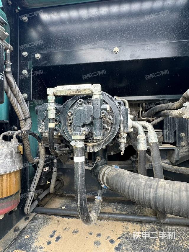 液壓泵艙室正面整體(整機(jī)外觀) 液壓泵艙室正面整體(整機(jī)外觀)