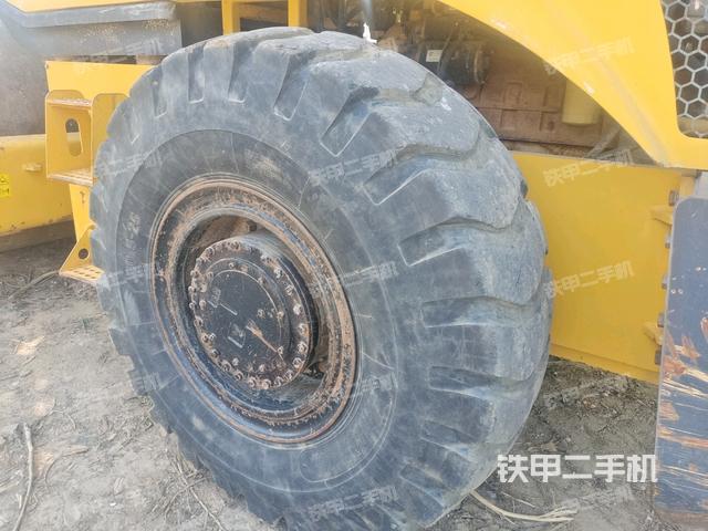 前輪右側(cè)減震塊連接及部件（壓路機(jī)前后車架）