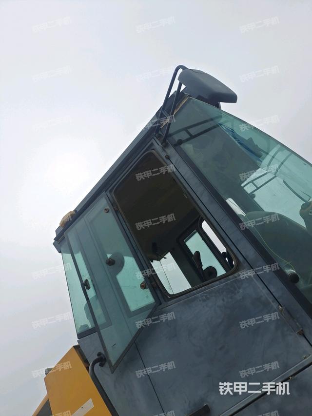 左側(cè)正面照（壓路機(jī)駕駛室）