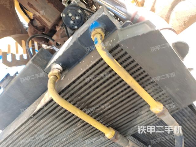 分動箱或變速箱（壓路機發(fā)動機艙）