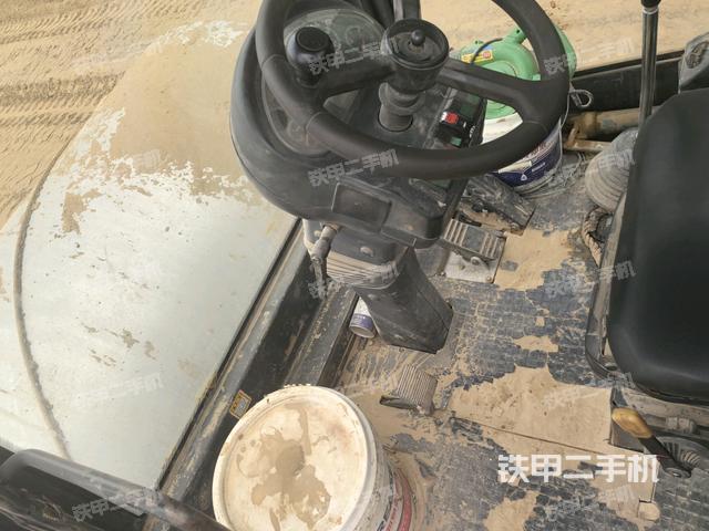 駕駛室側(cè)向上照全景（壓路機駕駛室）