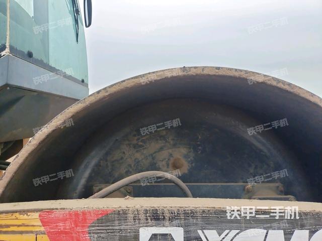 后輪左側(cè)全景（壓路機(jī)前后車架）