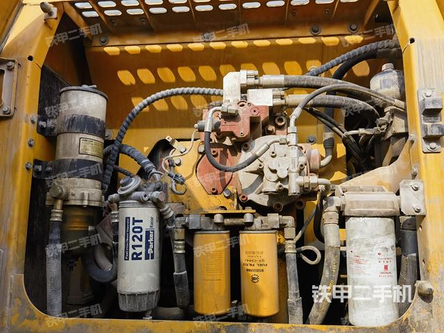 液壓泵艙室正面整體(整機外觀) 液壓泵艙室正面整體(整機外觀)