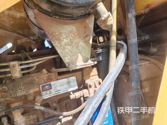 發(fā)動機右側(cè)全景（壓路機發(fā)動機艙）