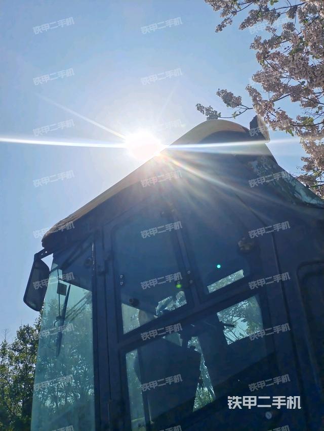 右側(cè)正面照（壓路機駕駛室）