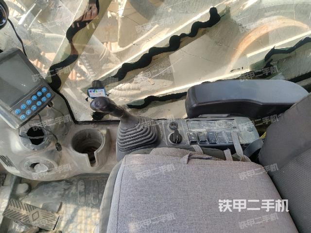 座椅右侧控制台/钥匙门/油门/含右手柄(驾驶室部分) 座椅右侧控制台/钥匙门/油门/含右手柄(驾驶室部分)