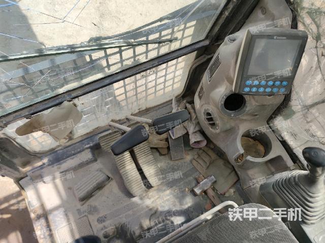 行走控制手柄和踏板 俯拍(驾驶室部分) 行走控制手柄和踏板 俯拍(驾驶室部分)