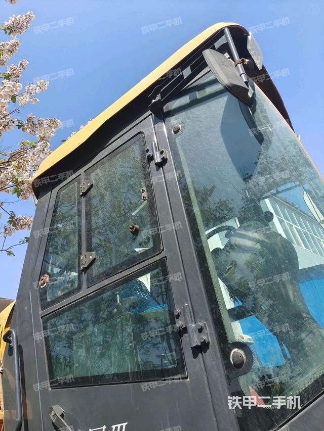 左側(cè)正面照（壓路機駕駛室）