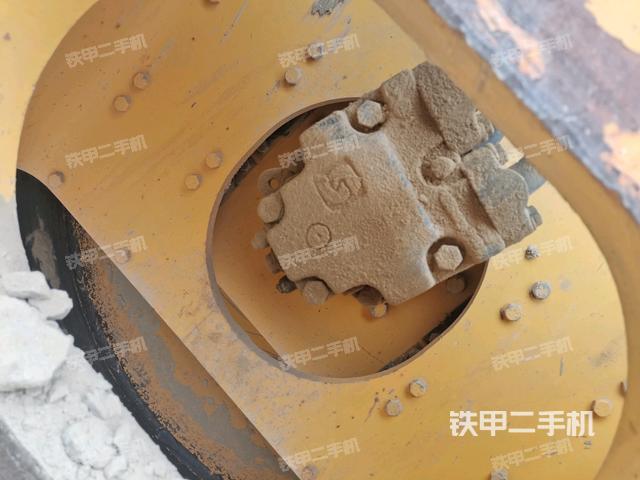 后輪左側(cè)全景（壓路機(jī)前后車架）