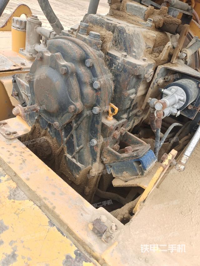 分動箱或變速箱（壓路機(jī)發(fā)動機(jī)艙）