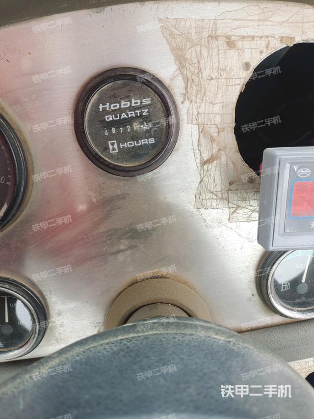 駕駛室頂蓬內(nèi)（壓路機(jī)駕駛室）