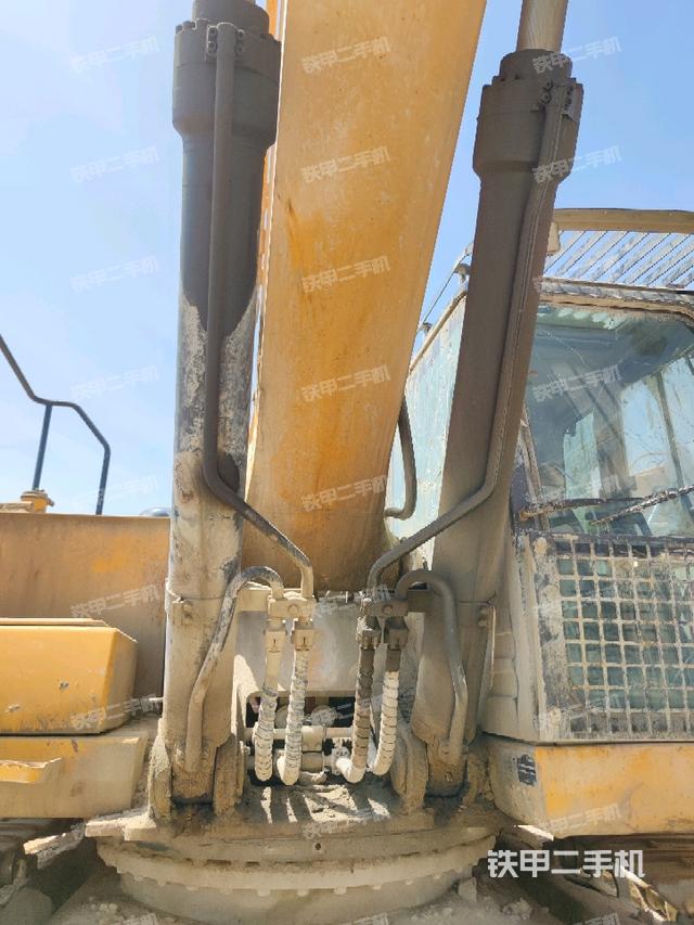 大臂油缸整体 竖拍(工作和回转装置) 大臂油缸整体 竖拍(工作和回转装置)