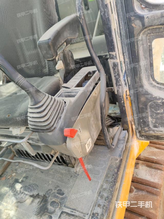 座椅左侧控制台/音响/含左手柄(驾驶室部分) 座椅左侧控制台/音响/含左手柄(驾驶室部分)