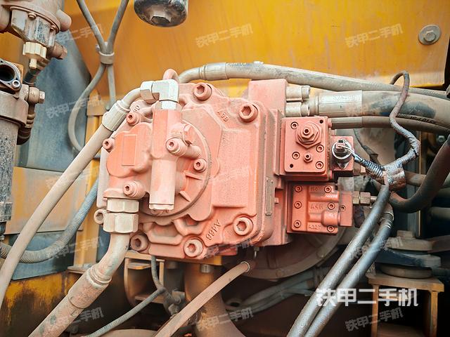 液压泵舱室正面整体（整机外观）