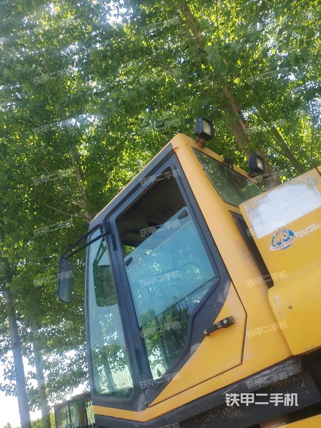 右側(cè)正面照（壓路機(jī)駕駛室）