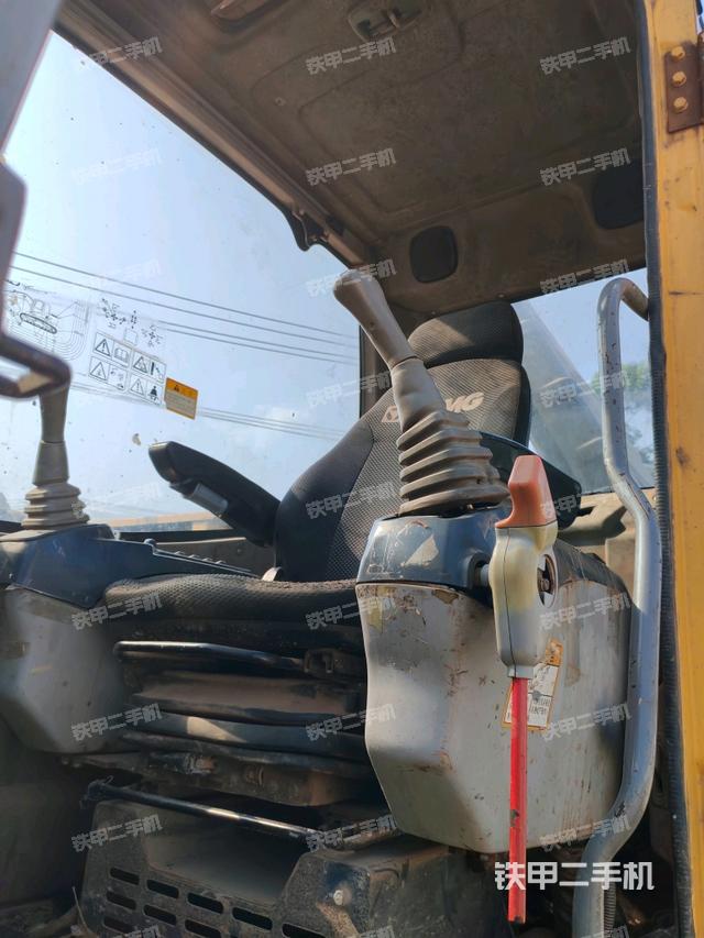 駕駛室整體(整機(jī)外觀) 駕駛室整體(整機(jī)外觀)