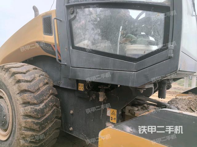 前輪左側(cè)減震塊連接及部件（壓路機前后車架）