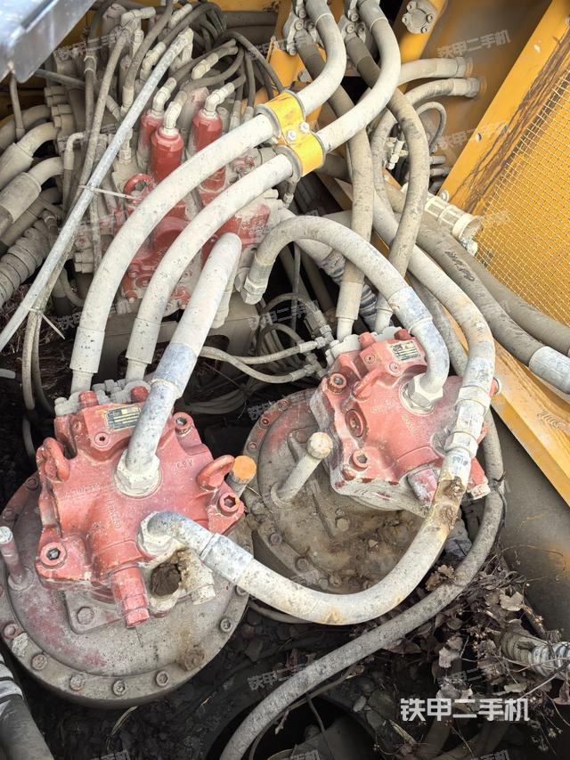 回转马达和主控阀（整机外观）