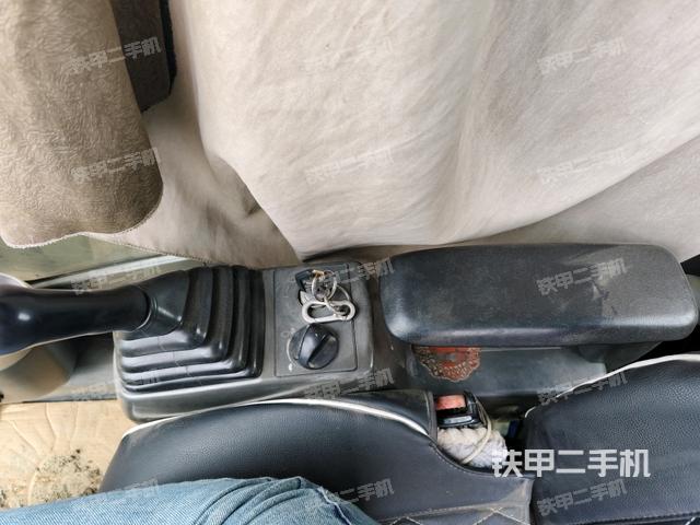 座椅右側(cè)控制臺/鑰匙門/油門/含右手柄(駕駛室部分) 座椅右側(cè)控制臺/鑰匙門/油門/含右手柄(駕駛室部分)