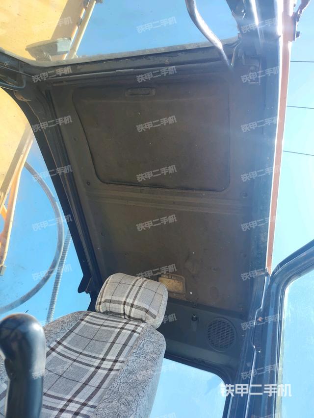 駕駛室頂部(整機(jī)外觀) 駕駛室頂部(整機(jī)外觀)