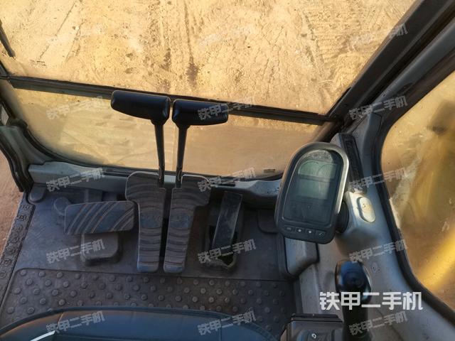 行走控制手柄和踏板?俯拍（駕駛室部分）