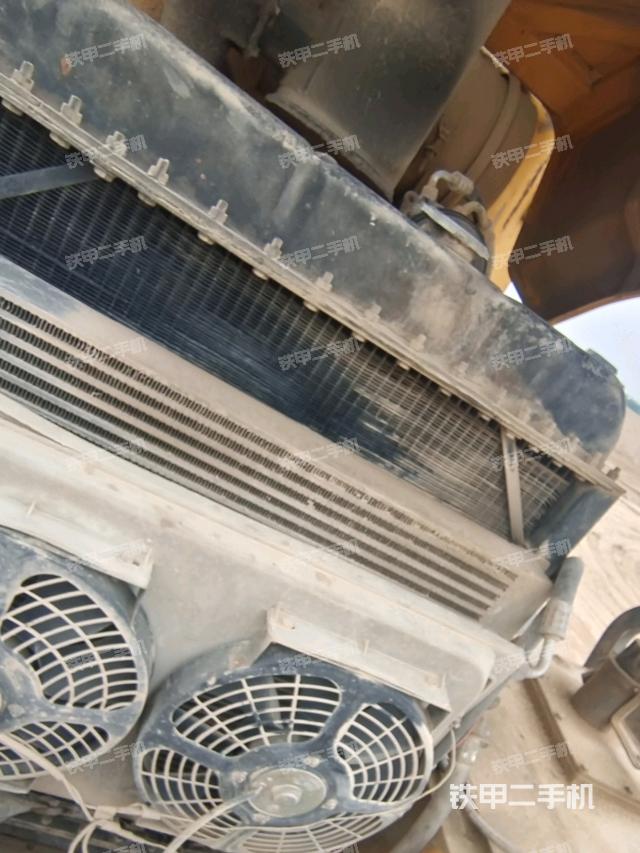 發(fā)動(dòng)機(jī)上部全景（壓路機(jī)發(fā)動(dòng)機(jī)艙）